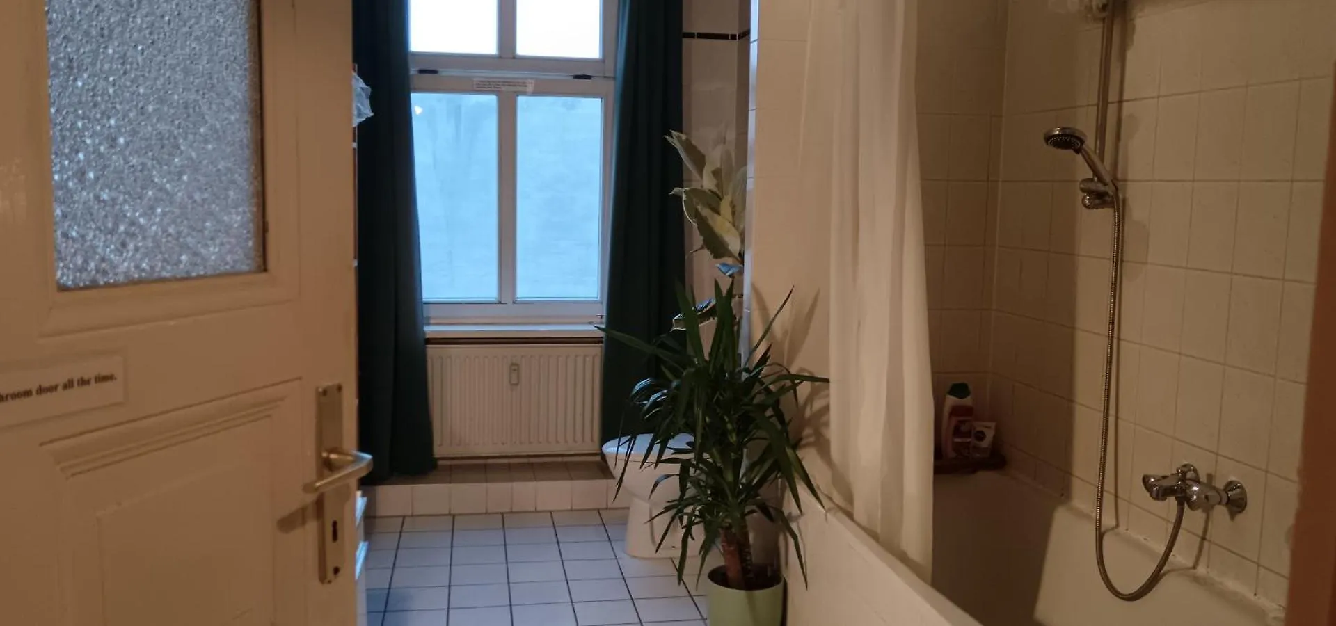 ברלין Sharing Bedroom With Host Near Alexanderplatz אכסניה